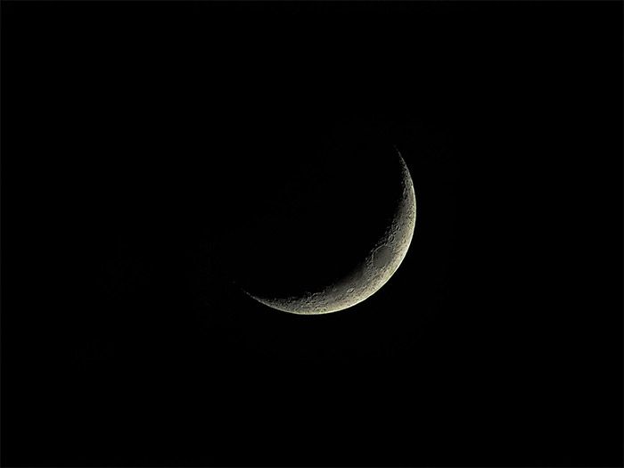 Crescent Moon - Dark Wallpaper